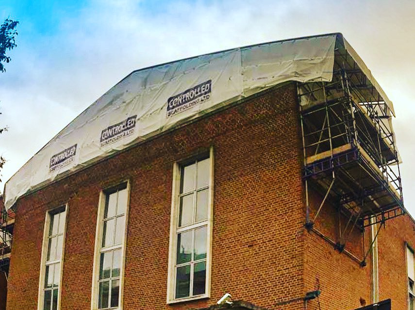 controlledscaff's tweet photo. When the customer says. You can’t come off the floor. You can’t come off the roof. You can’t use the windows and we’re completely out of sky hooks in the yard... light bulb moment. 
Well done to Joe, Phill and Liam for a great install
#scaffolding https://t.co/5a3OvifH6d