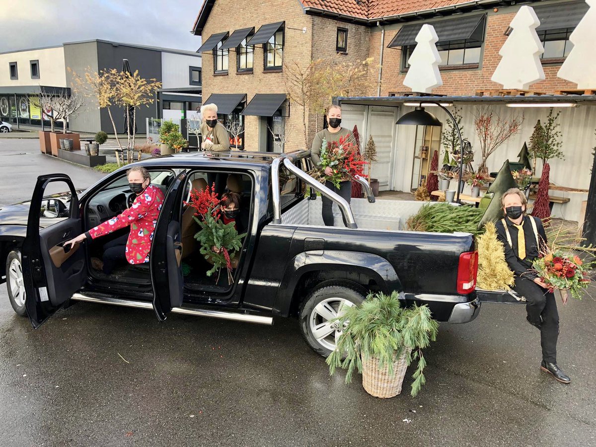 Ons “Pick Up” team staat voor u klaar! Bij onze buitenpresentatie staat een mooi assortiment aan bloemwerk en kerststukken.
Ben je specifiek op zoek naar bepaalde items of wil je advies, plan dan een bel afspraak.
Telefoon: 0487-591597 of 06-53124523 
Whatsapp: 06-53124523