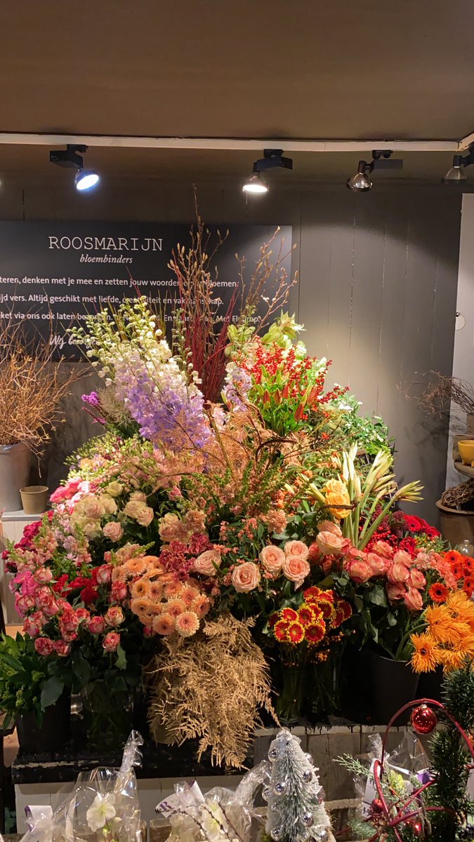 Of we bloemen hebben? Dat hebben we zeker!!! Bestel ze, of kom naar onze buiten winkel! We hebben de mooiste bloemen voor jullie klaargezet! #vlaardingen #schiedam #maassluis besteljeboeket.nl