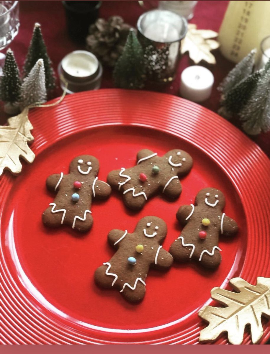 Well that’s the first term done, hasn’t that flown by! Got some super cute Gingerbread men made for my form group thanks to <a href="/KissMeCupcakes/">Kiss Me Cupcakes</a> #HolidayMode 🎄