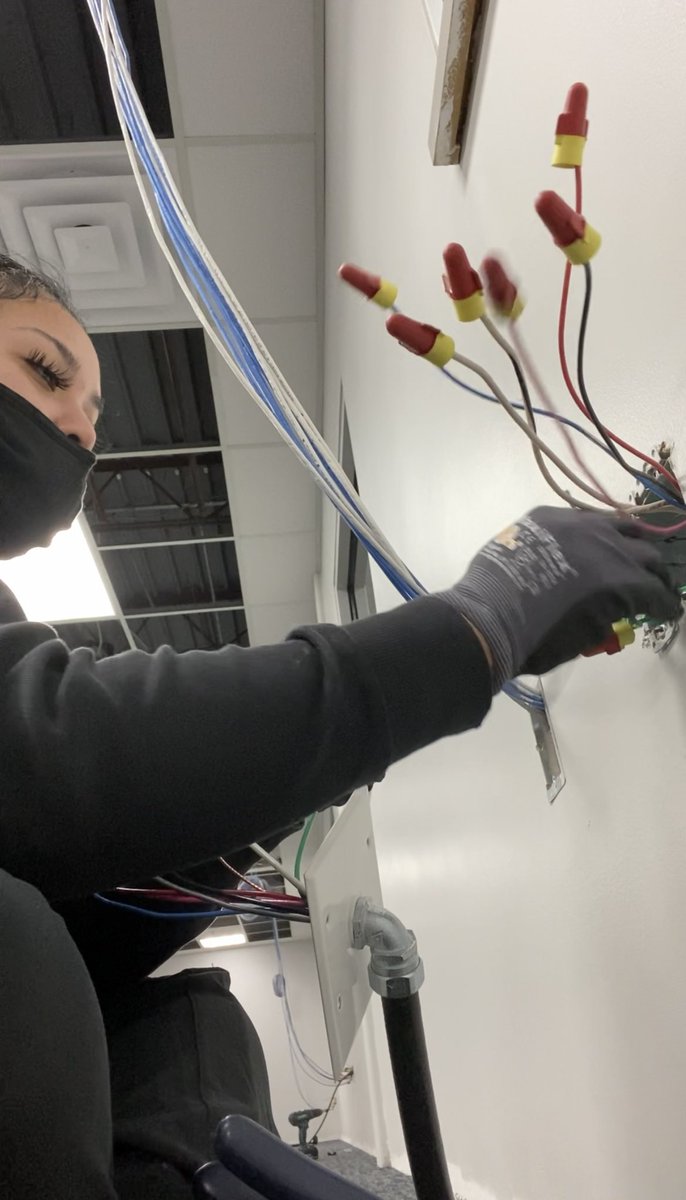 AJSELECTRIC2's tweet photo. Installing whips today 👌🏽 #DMVELECTRICIAN #DC #MD #VA #ELECTRICAL #marylandelectrician https://t.co/NxdYgOCuJ2