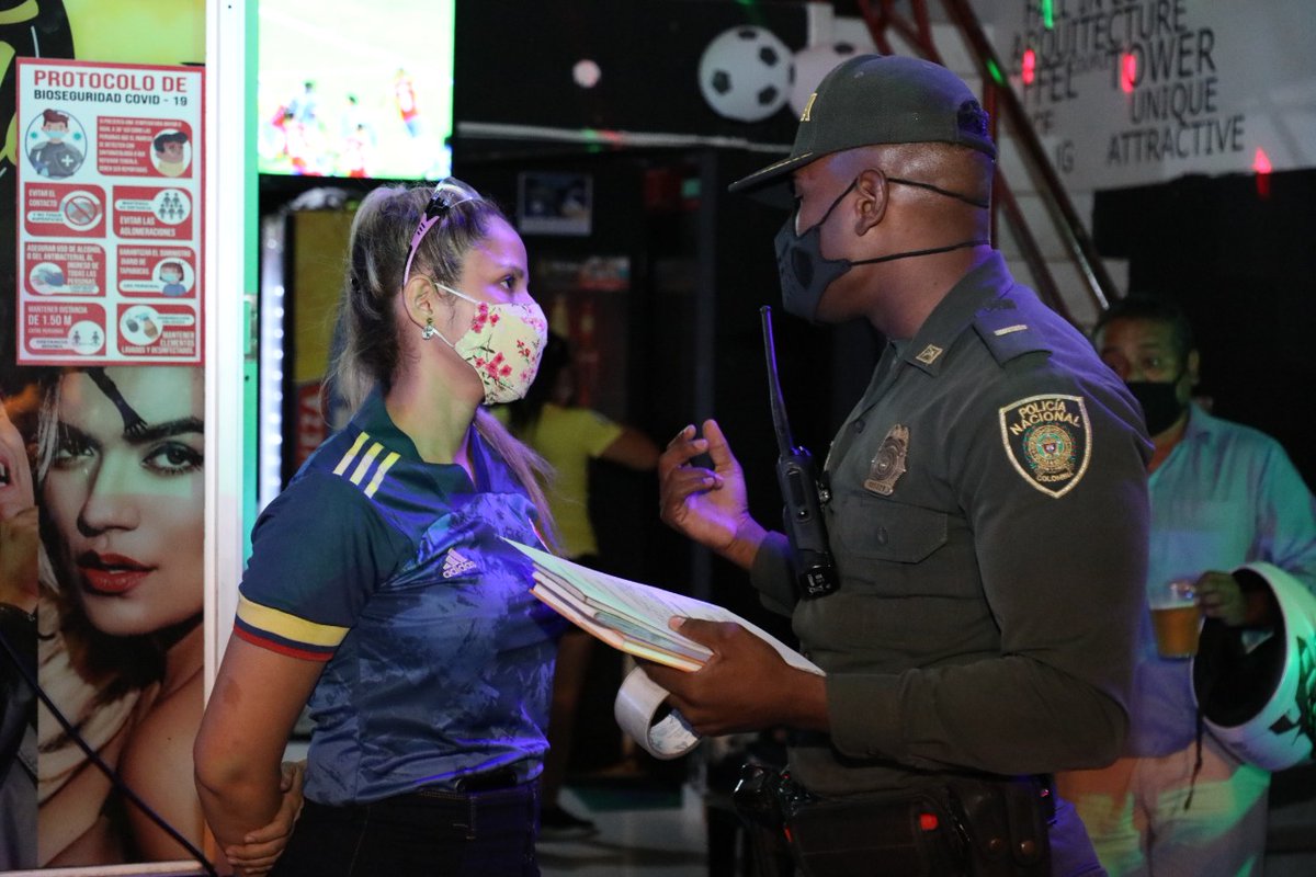 Noticiasalsur1's tweet photo. Subdirector de @opsoms insistió en que “usar las mascarillas y tapabocas es muy importante para prevenir transmisión del virus, tener la distancia física de, al menos, metro y medio, entre las personas, evitar salir a lugares no esenciales, evitar fiestas” https://t.co/m1lyHKs0Yd https://t.co/TutqNzTo9J