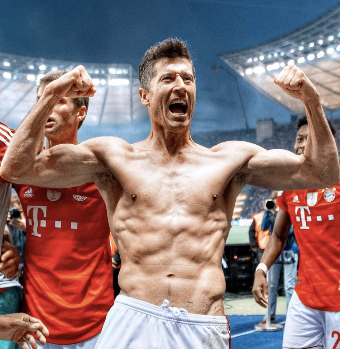 Footballtweet's tweet photo. OFFICIAL: Robert Lewandowski has won #TheBest FIFA Player of the Year award. 🥇 https://t.co/6pGJoDvUT5