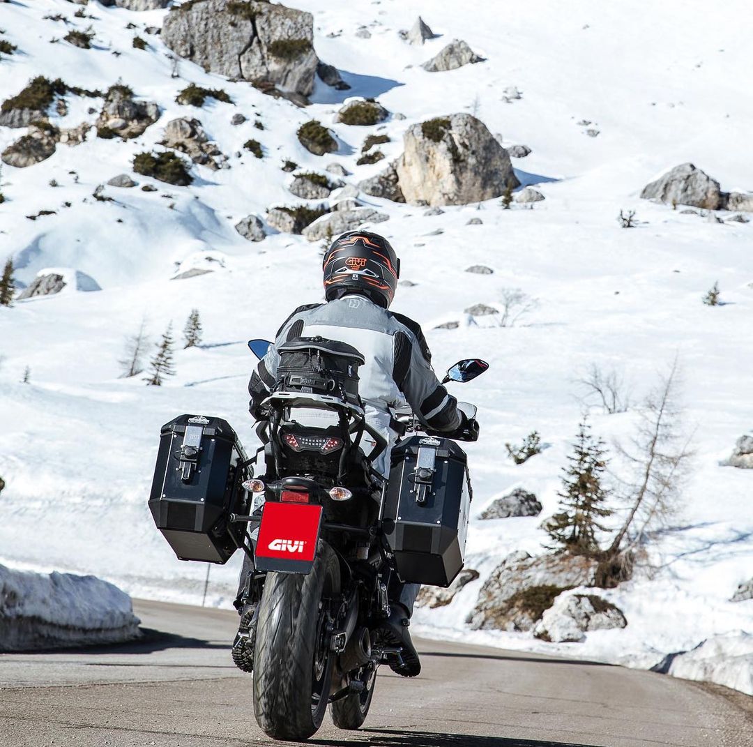 Esa sensación de libertad, con el horizonte al fondo...  🏕️🏍️

En REBESA contamos con una amplia gama de maletas y baúles para que puedas viajar en tu moto justo hasta donde sueñas.