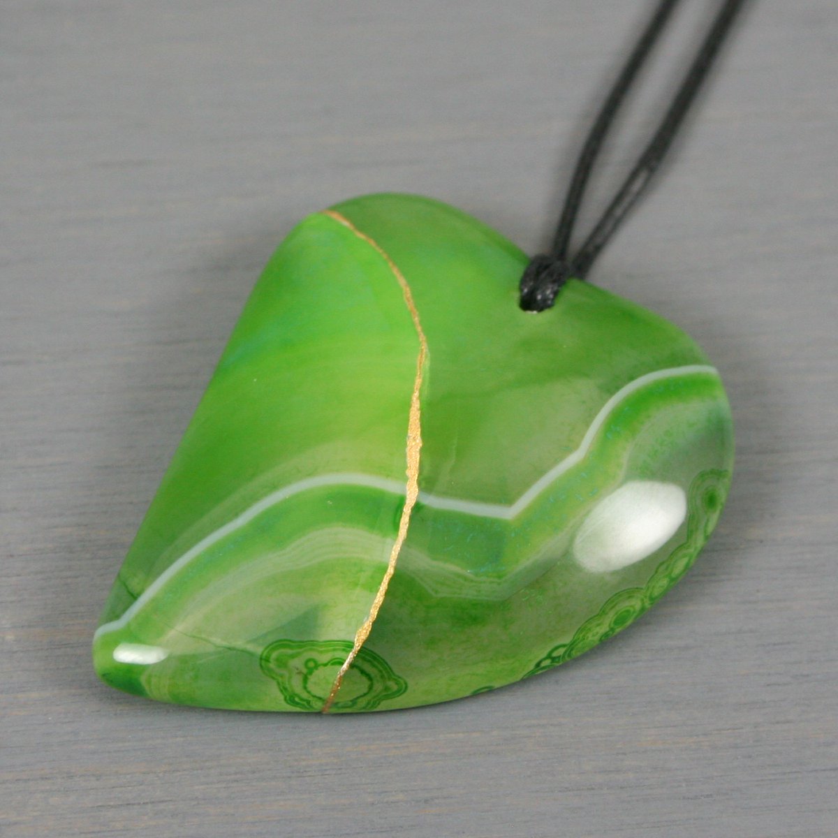 The way the natural layers wind down the length of one side of this green banded agate heart with the #kintsugi repair curving around to bisect them makes for an intriguing look.
akintsugilife.com/product/kintsu… #kintsugiheart #kintsugijewelry