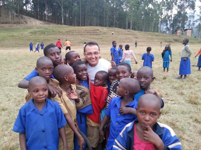 Museke_ONG's tweet photo. Queridos Museke, 

Mi nombre es Danny Mauricio Florez y en 2013 tuve la maravillosa oportunidad de trabajar en Nemba en con los niños de Museke. 

**** MUSEKE AGRADECE A DANNY MAURICIO FLOREZ POR SU INICIATIVA Y A SUS AMIGOS ** MILLONES DE GRACIAS :-D https://t.co/8AY6xUTYO6