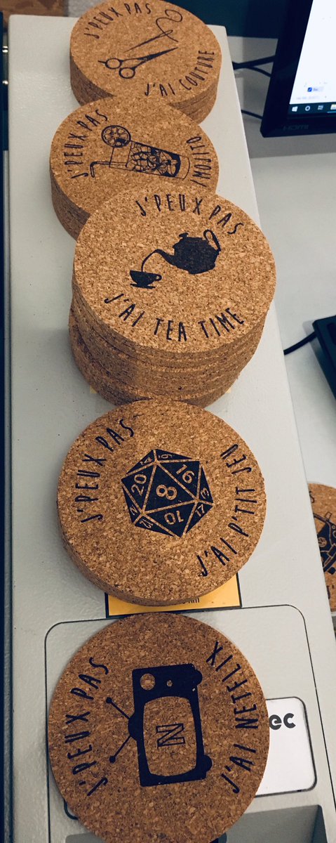 lefivebzh's tweet photo. [Fablab - Cas pratique] 📷 Découvrez en image un cas pratique d’usage du FIVE :  Gaëtan, un adhérent, a eu l’idée d’utiliser la découpeuse/graveuse laser pour fabriquer ses cadeaux de Noël ! Des dessous de verre en liège gravé en moins de 3 minutes 50 ! 
#LeFIVE #Vitré #fablab https://t.co/0nebxb7Rdd