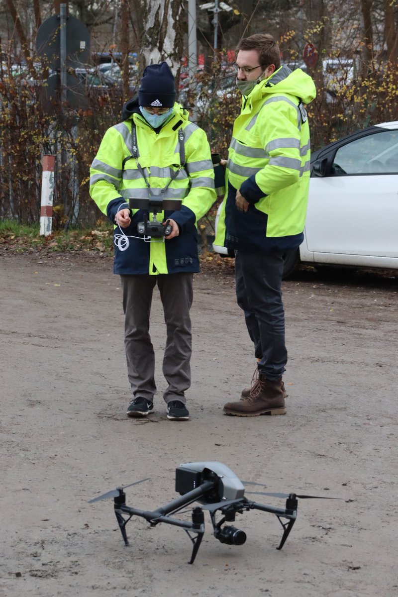 gutedrohne's tweet photo. Heute wohl der letzte Einsatz für unser Drohnenteam. Vielen Dank an das Team von @ausdruckslos für die tolle Zusammenarbeit. Unsere Piloten können nicht nur professionell fliegen, sondern geben auch bei der #jerusalemadancechallenge des @KlinikumBS eine gute Figur ab. https://t.co/DFMTvCZgN1