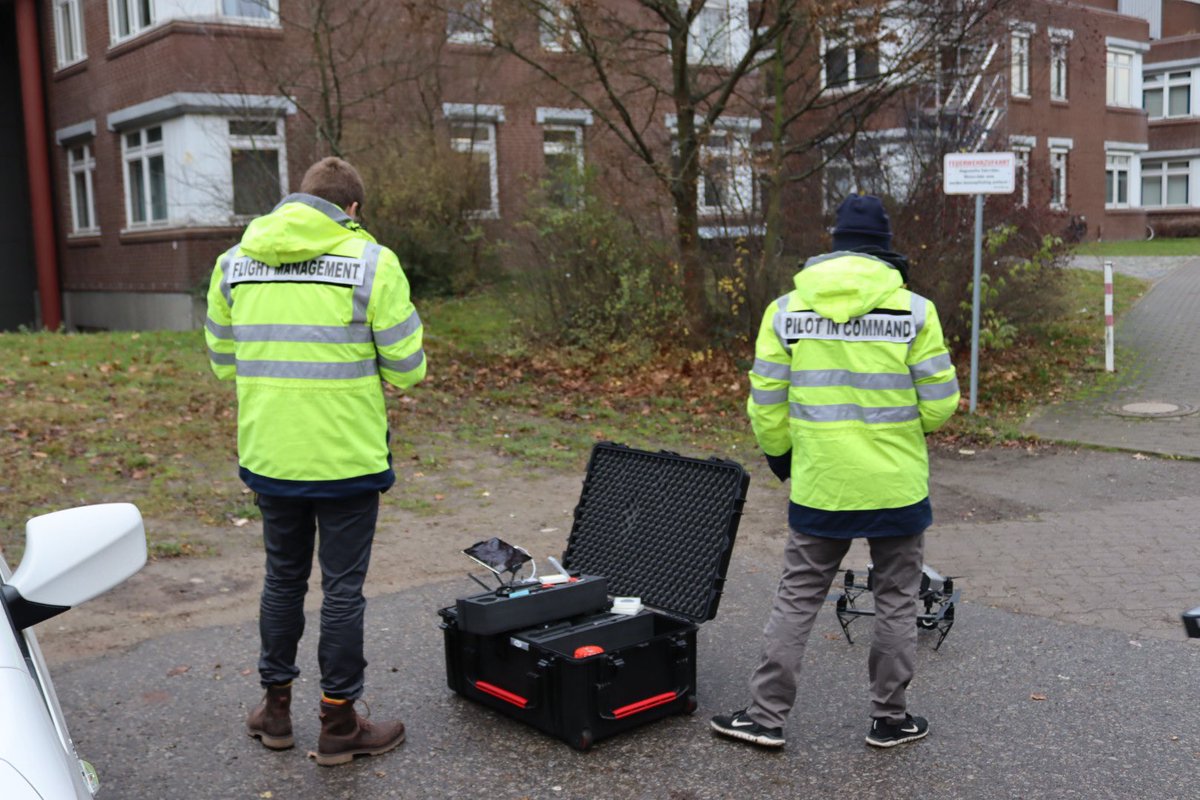 gutedrohne's tweet photo. Heute wohl der letzte Einsatz für unser Drohnenteam. Vielen Dank an das Team von @ausdruckslos für die tolle Zusammenarbeit. Unsere Piloten können nicht nur professionell fliegen, sondern geben auch bei der #jerusalemadancechallenge des @KlinikumBS eine gute Figur ab. https://t.co/DFMTvCZgN1