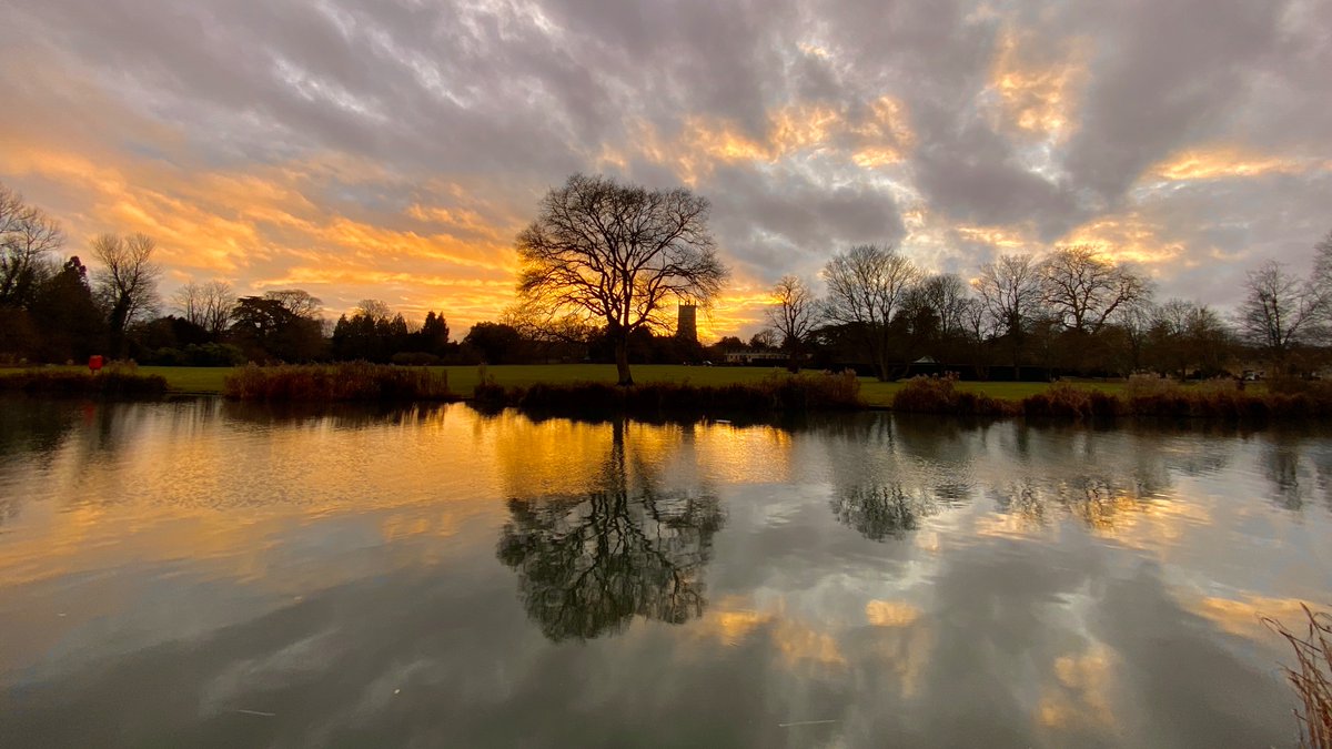 Beautiful reflections and a ribbon of gold as the sun set today
#StormHour #ThePhotoHour #Cirencester #Gloucestershire #Cotswolds #water #reflections #nature #sunset