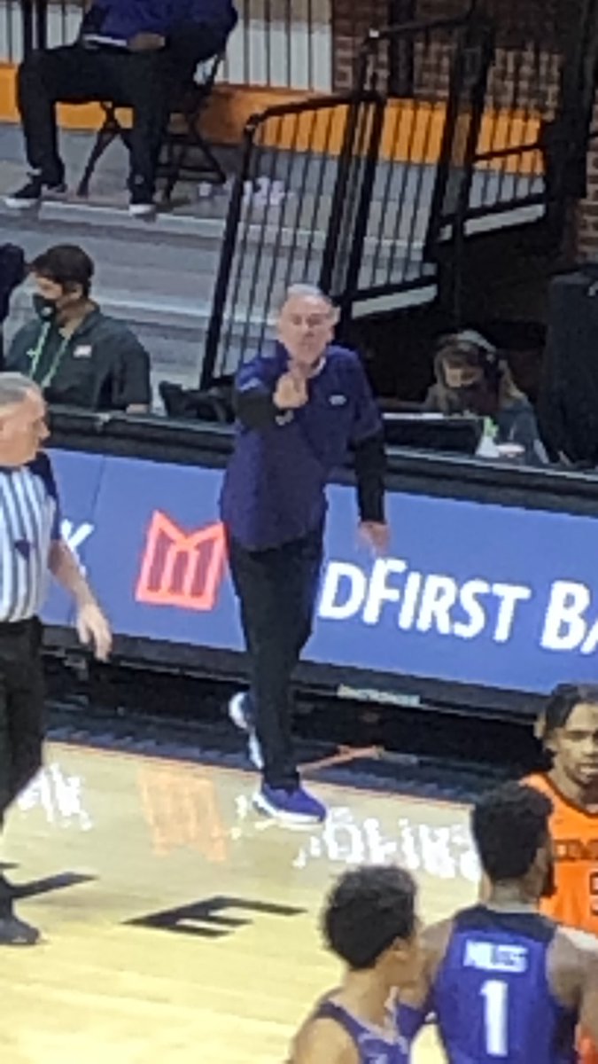 jamieelynch's tweet photo. @GottliebShow I guess Jamie Dixon doesn’t believe in masks. Hasn’t worn one all night. https://t.co/5aoXHFeV3Z