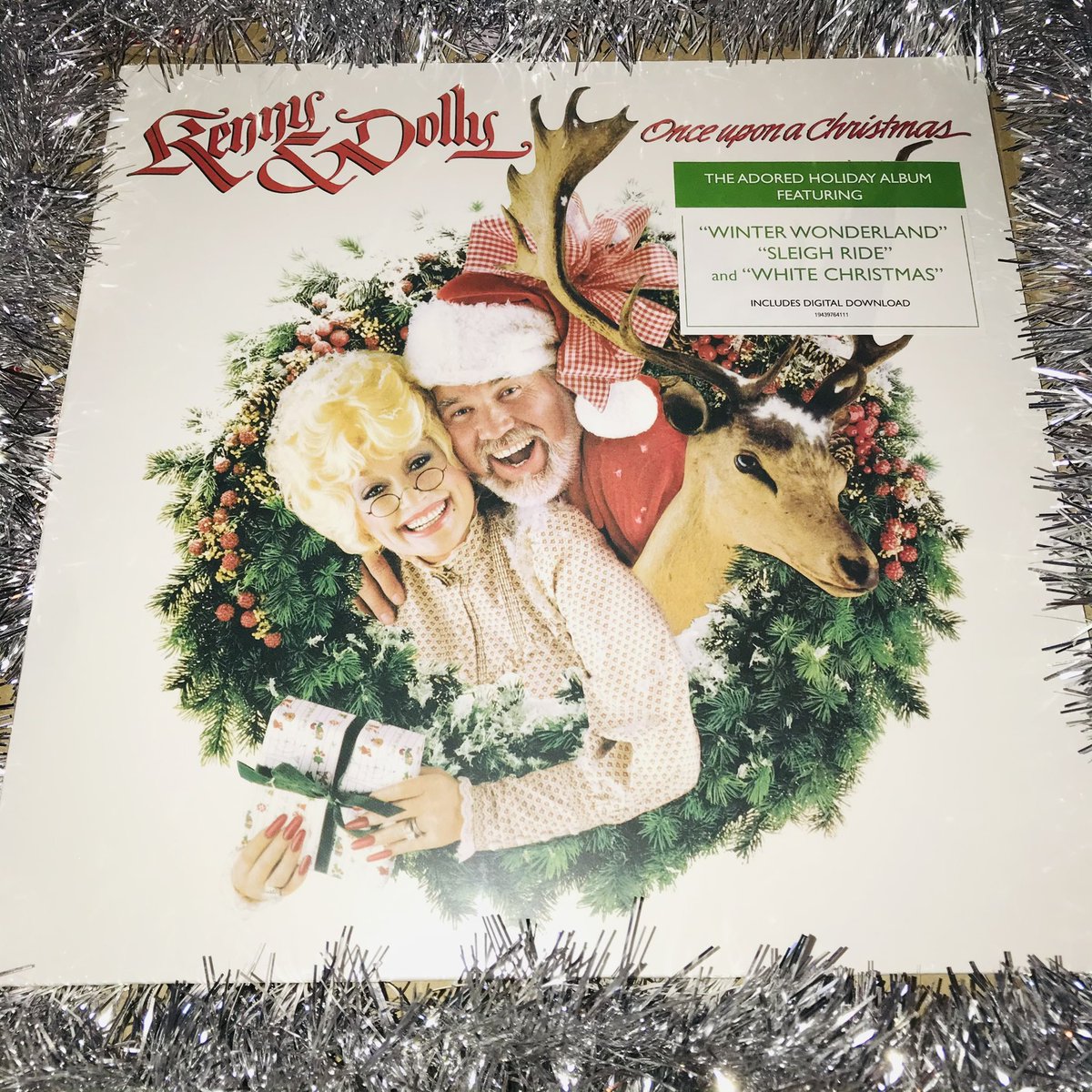 hamblettmark's tweet image. 🎅🏻 On the first #12playsofchristmas it’s this #christmas classic from @DollyParton &amp;amp; the late great #kennyrogers #christmasvinyl #vinyl #lovevinyl 🎁
