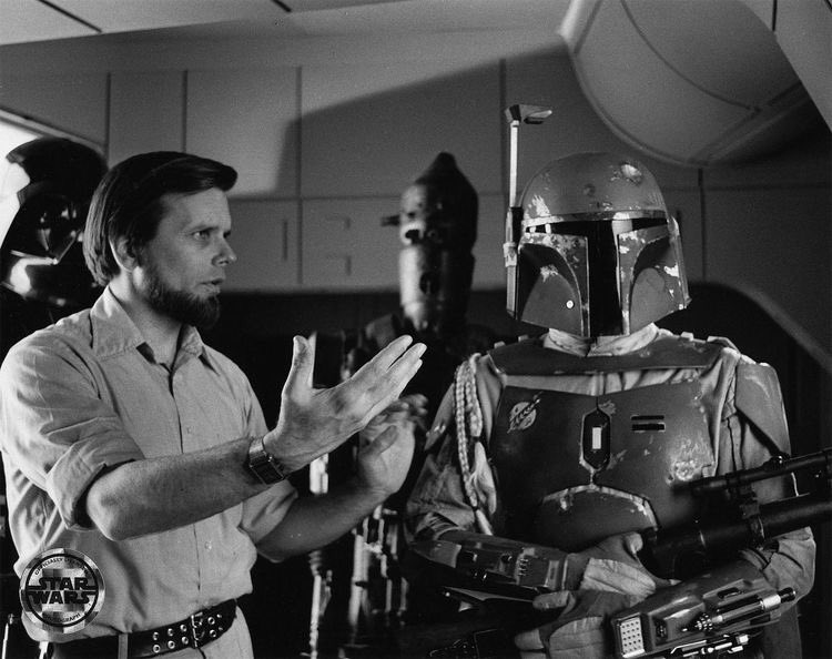 sw_holocron's tweet photo. Jeremy Bulloch, the actor who played Boba Fett in the original trilogy, has sadly passed away at the age of 75. May the force be with you https://t.co/4hT1wRf6LS