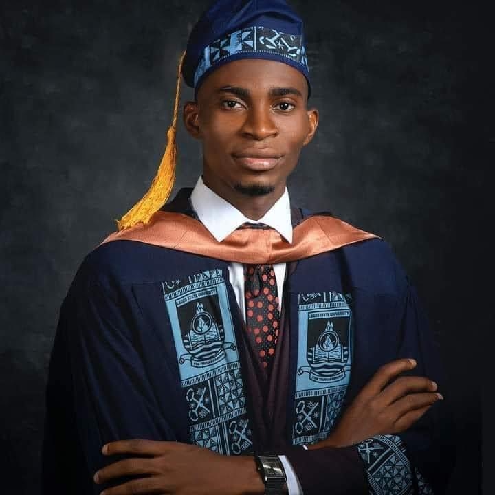 LASU’S BEST GRADUATING STUDENT GETS SANWO-OLU’S N5 MILLION CASH PRIZE, POST-GRADUATE SCHOLARSHIP

... Governor Offers Automatic Employment To Valedictorian, Gifts N5 Million Cash Reward To Best Master’s Student
<a href="/jidesanwoolu/">Babajide Sanwo-Olu</a> <a href="/drobafemihamzat/">Obafemi Hamzat</a>
#LASG 
More.. lagosstate.gov.ng/blog/2020/12/1…