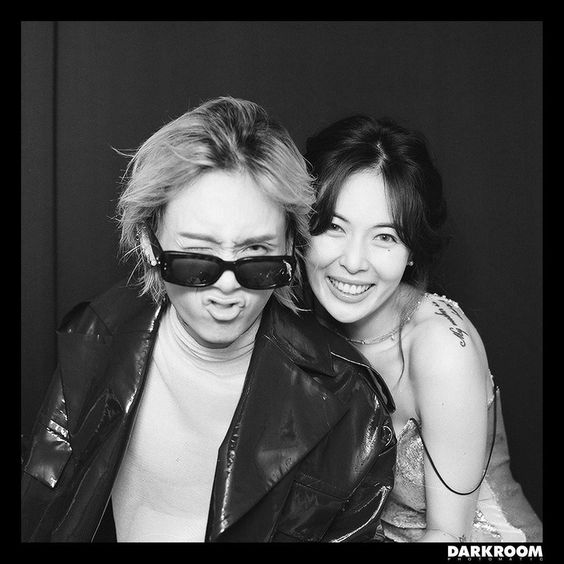 ❏̷･ﾟ。⎰. # Boda Joyny

—Se toman un par de fotos en una cabina de fotos durante la fiesta de la boda de Joy y Thony, y las publica en IG saludando a los recién casados y resaltando lo feliz que estaban por ambos.—