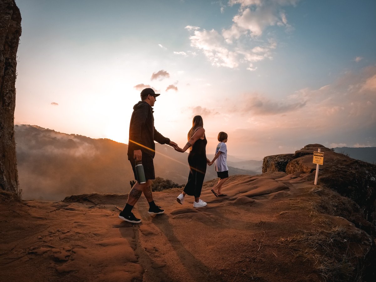 SanDiskBrasil's tweet photo. “Viagem em família é onde meu coração está completo. Buscamos sempre lugares onde nosso pequeno aventureiro aproveite com a gente. Essa foto foi em um sunset em Urubici onde estávamos só nós 3 em cima das montanhas.”

📷 e história por @ThataaLuz com @GoProBR. #SanDiskTakeOver https://t.co/dAOiQi9YLQ