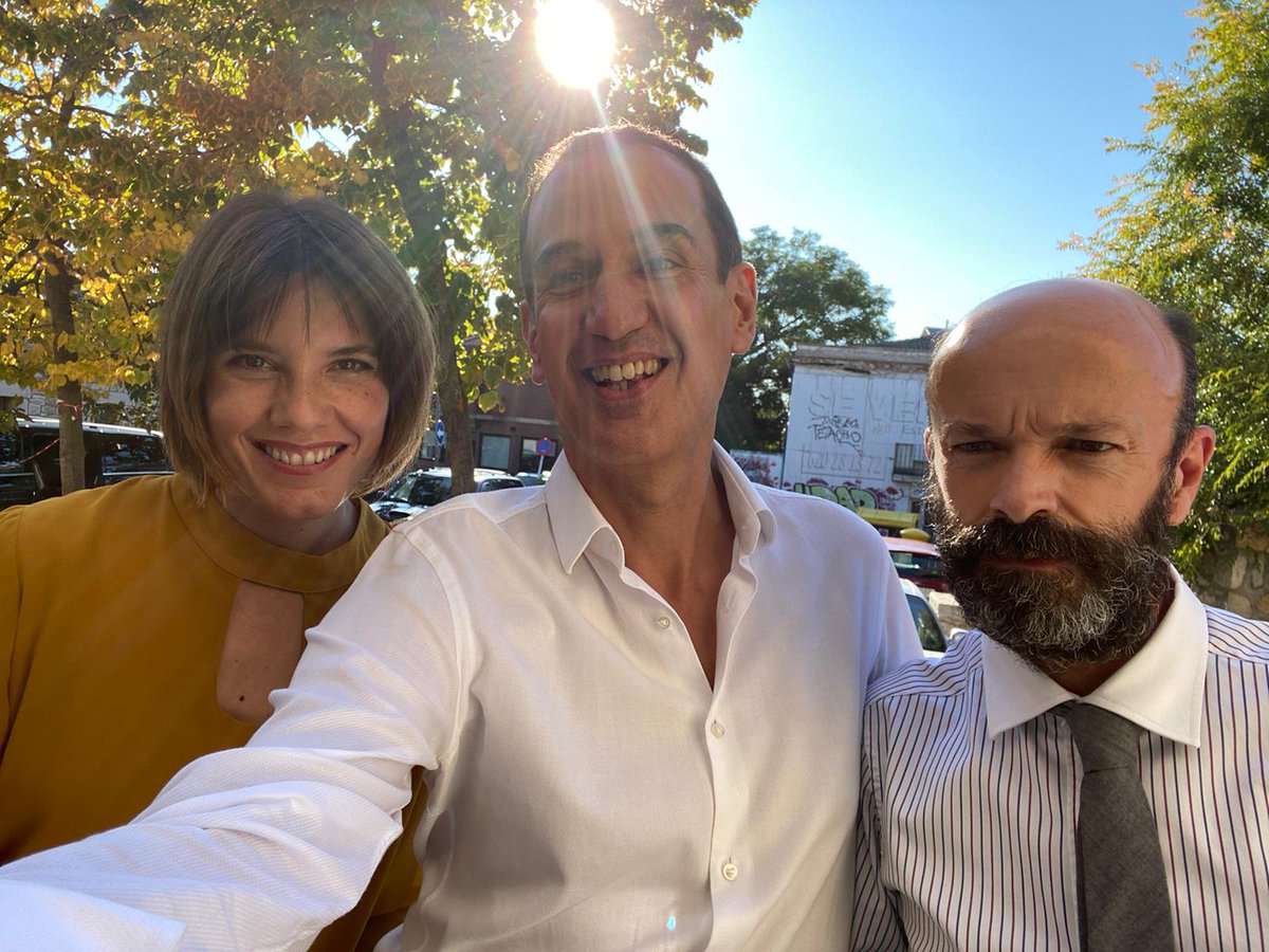 Robrto_santiago's tweet photo. Cómo está el tema de la justicia por estos lares. Os presento al juez Leopoldo Barrios y la fiscal Adela Fernández ⚖ #ManuHernández y #EvaRedondo #AnaTramelLaSerie 🎥 Emoción en vena. Muy pronto en @rtve aunque no sé cuándo se emitirá. @TornasolMedia @DeAPlaneta @ZDFEnterprises https://t.co/7MR0enDaKj