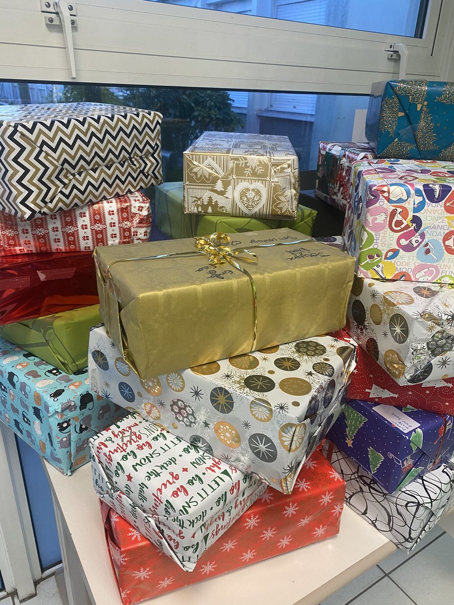 ClgFGarandeau's tweet photo. Conseil Vie Collégienne - belle solidarité au profit des adultes démunis en partenariat avec @CroixRouge : plus de 60 boîtes de Noël ! Belle efficacité de la vie scolaire ! Merci à tous les donateurs, élèves comme adultes ! @DSDEN17 @acpoitiers https://t.co/ZyVpTNIMCo