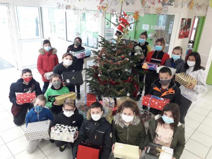 ClgFGarandeau's tweet photo. Conseil Vie Collégienne - belle solidarité au profit des adultes démunis en partenariat avec @CroixRouge : plus de 60 boîtes de Noël ! Belle efficacité de la vie scolaire ! Merci à tous les donateurs, élèves comme adultes ! @DSDEN17 @acpoitiers https://t.co/ZyVpTNIMCo