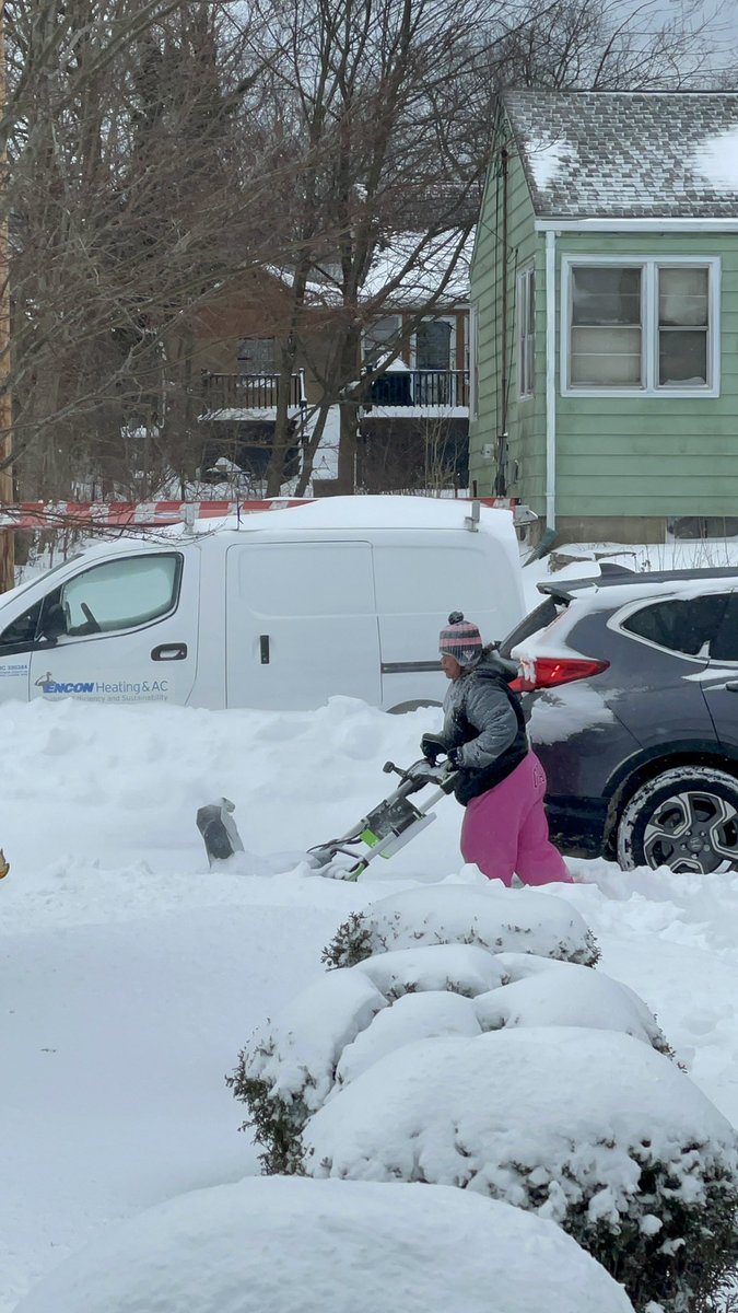 Maui_stephRN73's tweet photo. The worker is early to Plow... #winterstorm2020 #keepwArmfolks #Elsasenthersnowtotheeastcoast #timetoplow #letsbuildthesnowman❄️⛄️❄️⛄️❄️ https://t.co/S2VHs7YQRJ