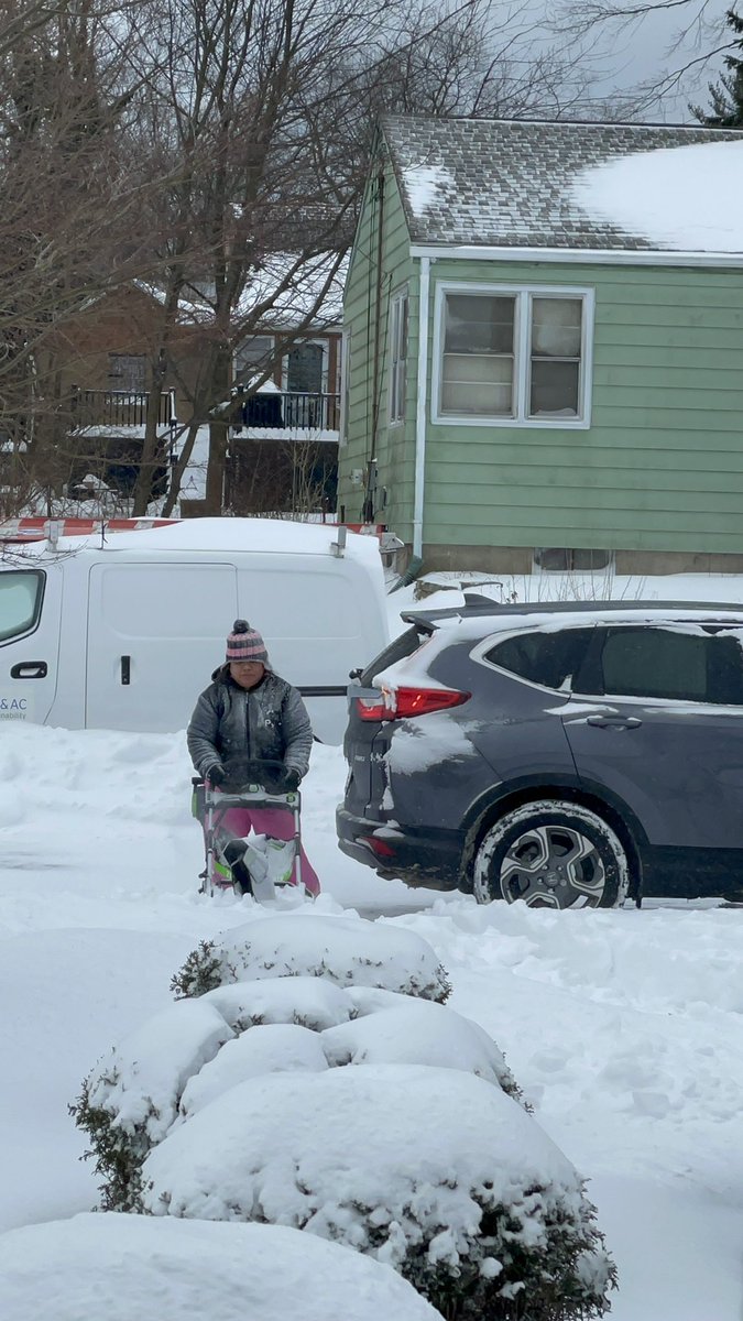 Maui_stephRN73's tweet photo. The worker is early to Plow... #winterstorm2020 #keepwArmfolks #Elsasenthersnowtotheeastcoast #timetoplow #letsbuildthesnowman❄️⛄️❄️⛄️❄️ https://t.co/S2VHs7YQRJ