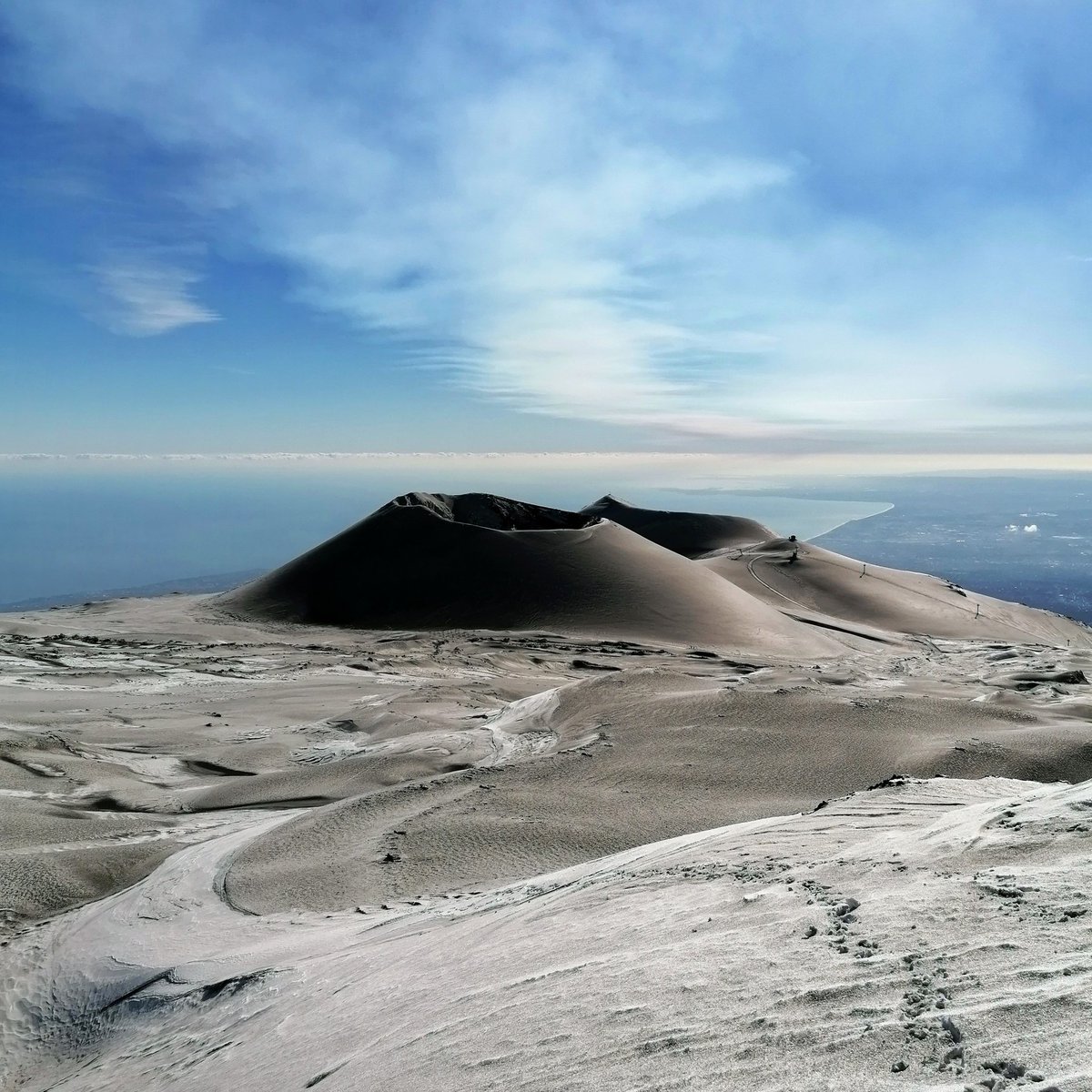 Ash on snow. Artist - Etna.

🌍 Etna
📷 by @trailsofsicily
📅 15 December 2020
🇬🇧 trailsofsicily.com
🇵🇱 szlakamisycylii.pl 
#️⃣ #trailsofsicily
#️⃣ #szlakamisycylli

#etna #catania #sicilytourism