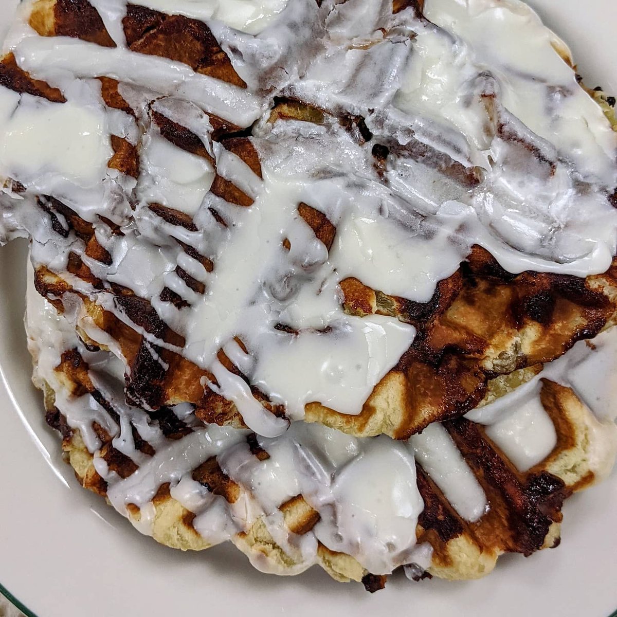 Eddie_Mundy's tweet photo. Cinnamon roll waffle w/ cream cheese icing 🧇
.
.
#schoolbreakfast #chefswhim #breakfast #cinnamonroll #waffle #creamcheese #icing #cooklife #eatshareconnect #teampixel https://t.co/zxJo8IJdBl
