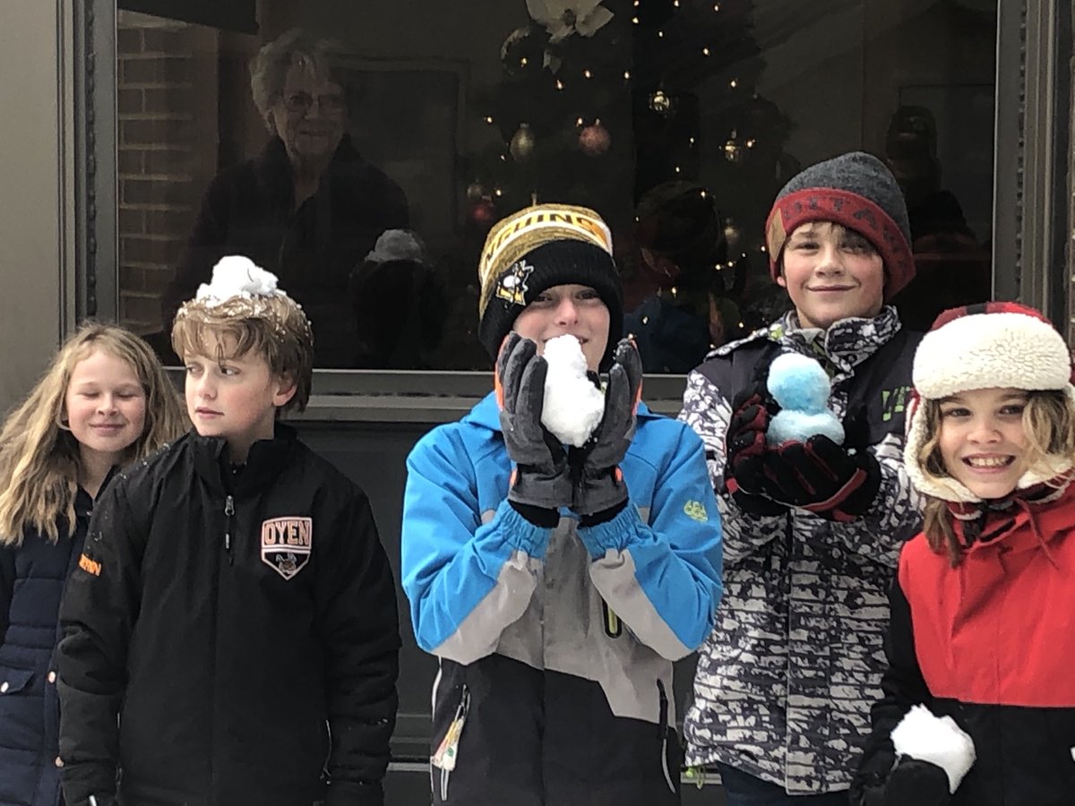 ⁦<a href="/SAHockeyAcademy/">South Alberta Hockey Academy</a>⁩ students spreading Christmas cheer to auxiliary residents
