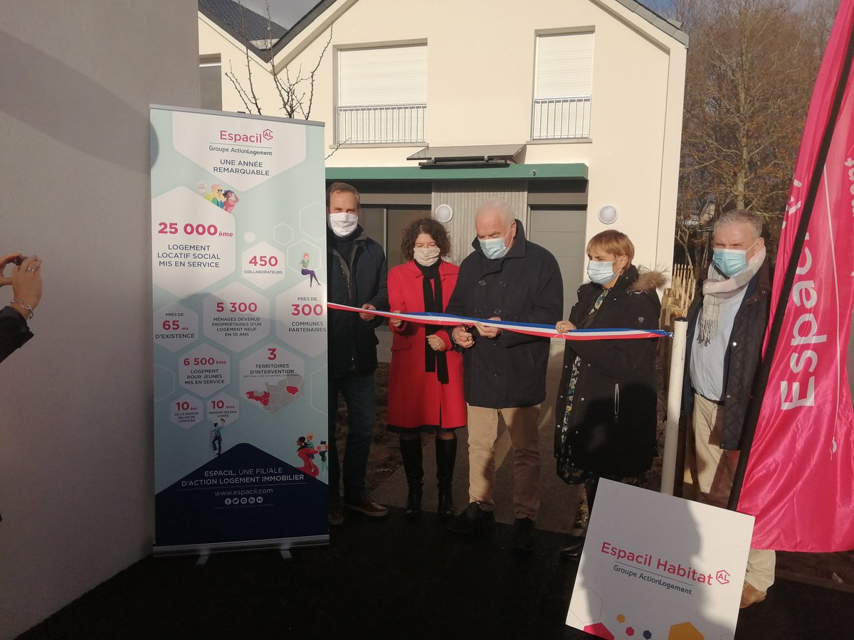 Espacil's tweet photo. [Visite inaugurale] 🏡À Gestel (56), en présence du maire et des locataires, les 5 #maisons #locatives de la résidence de Stangalen ont été inaugurées en comité restreint. https://t.co/m6WQzyU65P