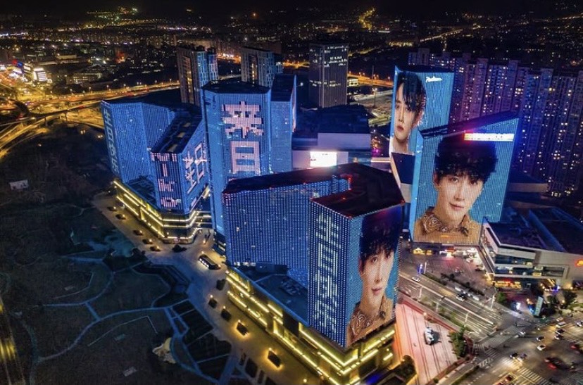 PommePompadour's tweet photo. อลังการดาวล้านดวงมากอ่ะ #M1keAngelo HBD LED screens จาก Chinese FC
แม่จะเหมาทั้งหมู่ตึกอย่างงี้กี่หมู่ตึก ในไทยก็9 จอแล้วดีใจปลื้มใจแทนชายไมค์มาก 💙👼💙
Thx much Mike's Chinese fans.💙💙
#ไมค์พิรัชต์ 💙👼💙
#MikeMySunshine
#MakeMikeSmile
#MikeAngeloHeaven https://t.co/Xw5RpKeWzt