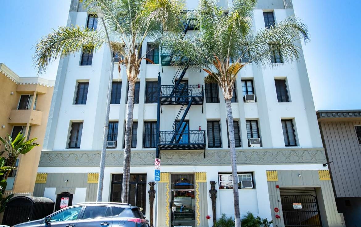 UrbanLALiving's tweet photo. If you’re ready to rent a STUDIO apartment at the Victoria in Koreatown, LA, for $1,300 you can contact our manager directly by visiting our website. #AptForRent #ApartmentHunting #Los Angeles https://t.co/KwZOw7uvdx https://t.co/6CeD8BhbsN