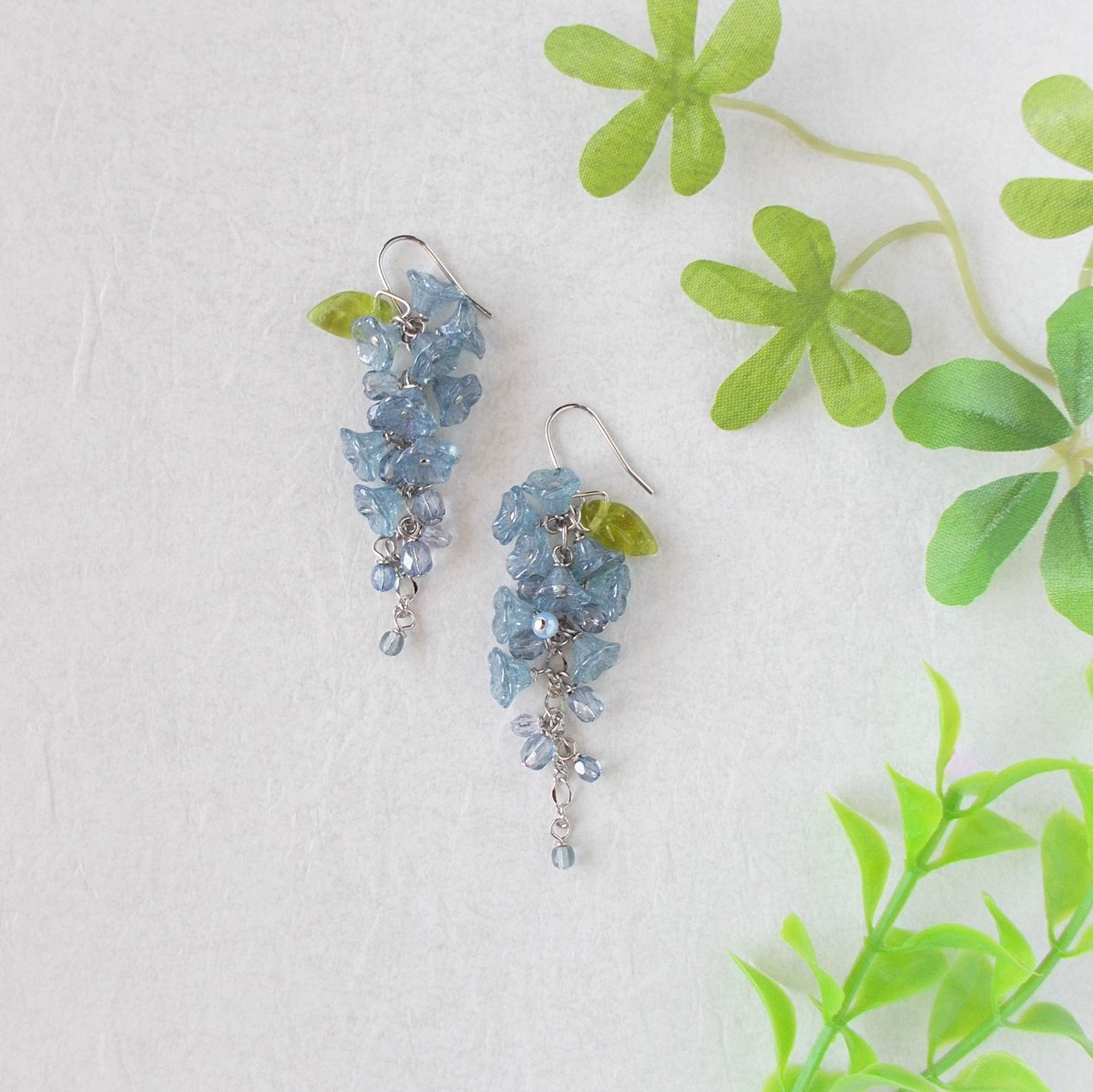 mikirose on X 【1122】アクリルフラワーとチェコビーズのピアス