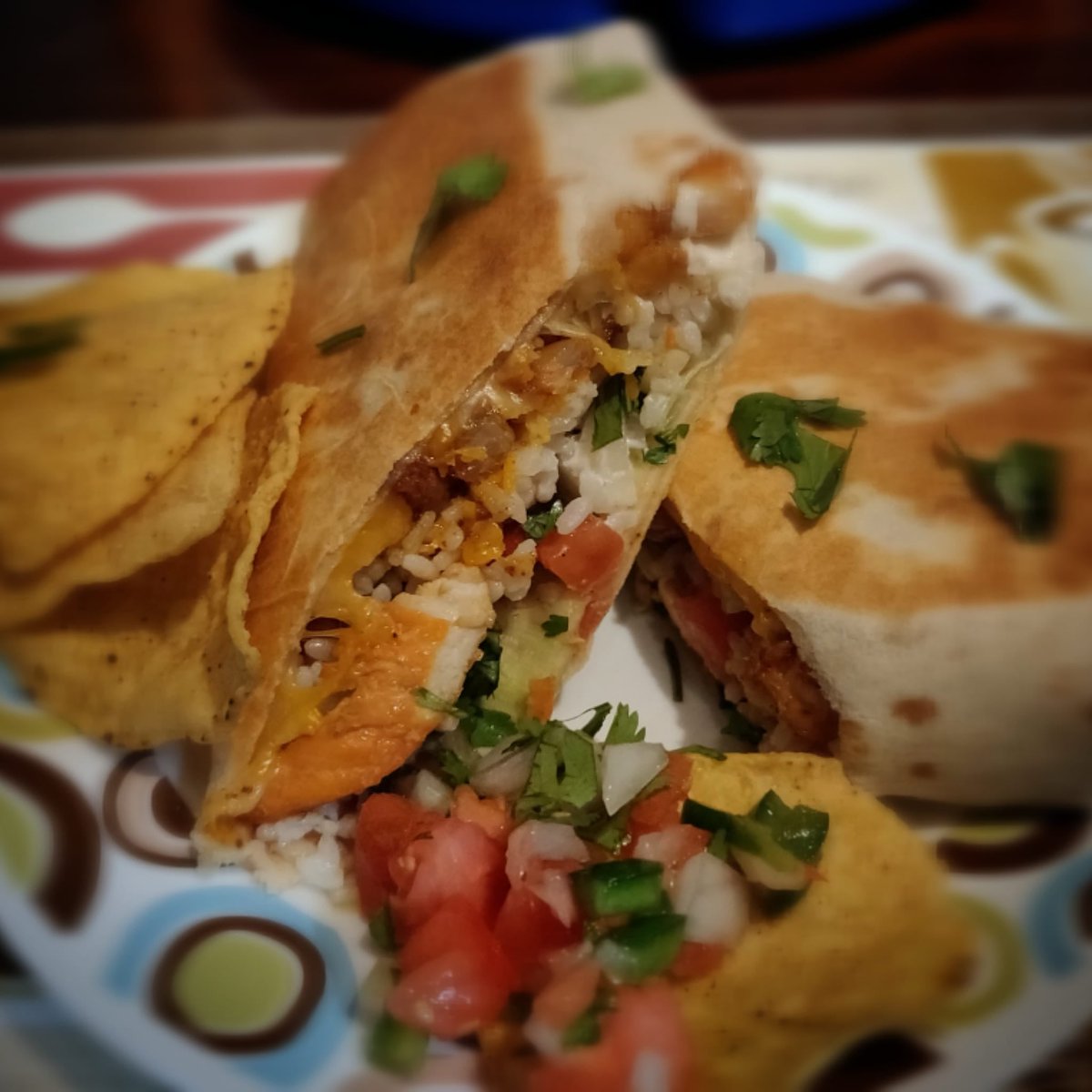 WowDadCooked's tweet photo. #WowDadCooked #dinner #tonight... #chicken &amp; #shrimp #burrito with #rice #lettuce #sourcream and #Homemade #picodegallo! #served with warm #tortilla #chips #salsa and that #pico #cooking #homecooked #chef #notachef #culinaryarts #mexicanfood #mexican @andrewzimmern @GordonRamsay https://t.co/yvKa9c1Ait