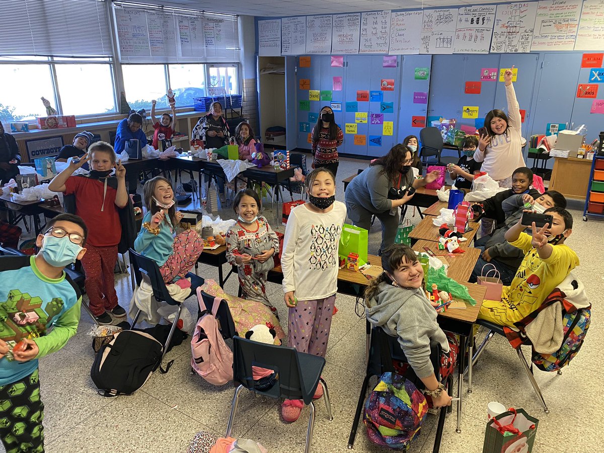 SalgadoE09's tweet photo. Christmas Party was a success! #5thGrade #BlackshearBobcats https://t.co/5Rs3pQFKvp