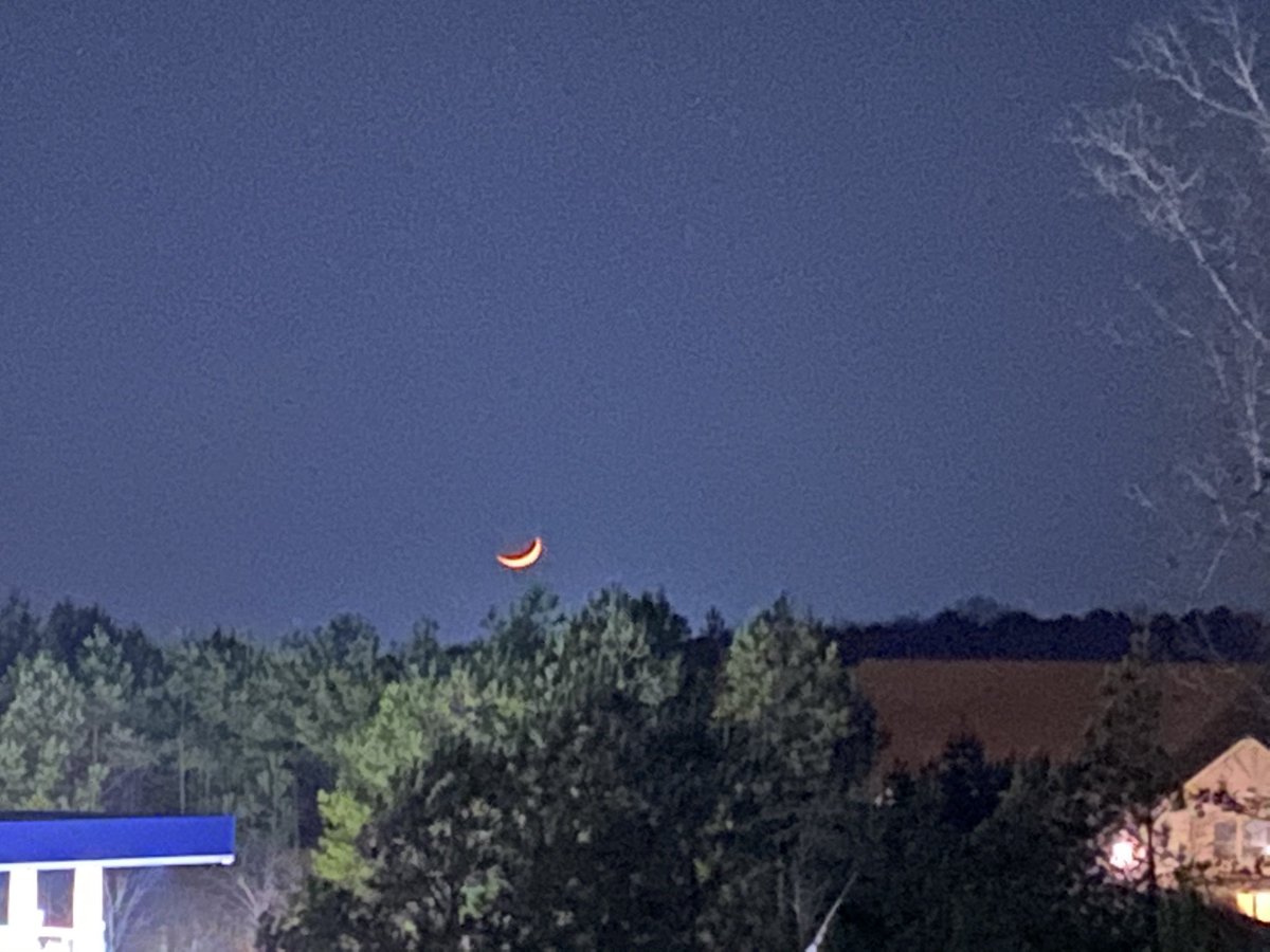 JessicaShares's tweet image. Why is the moon red in SE USA?