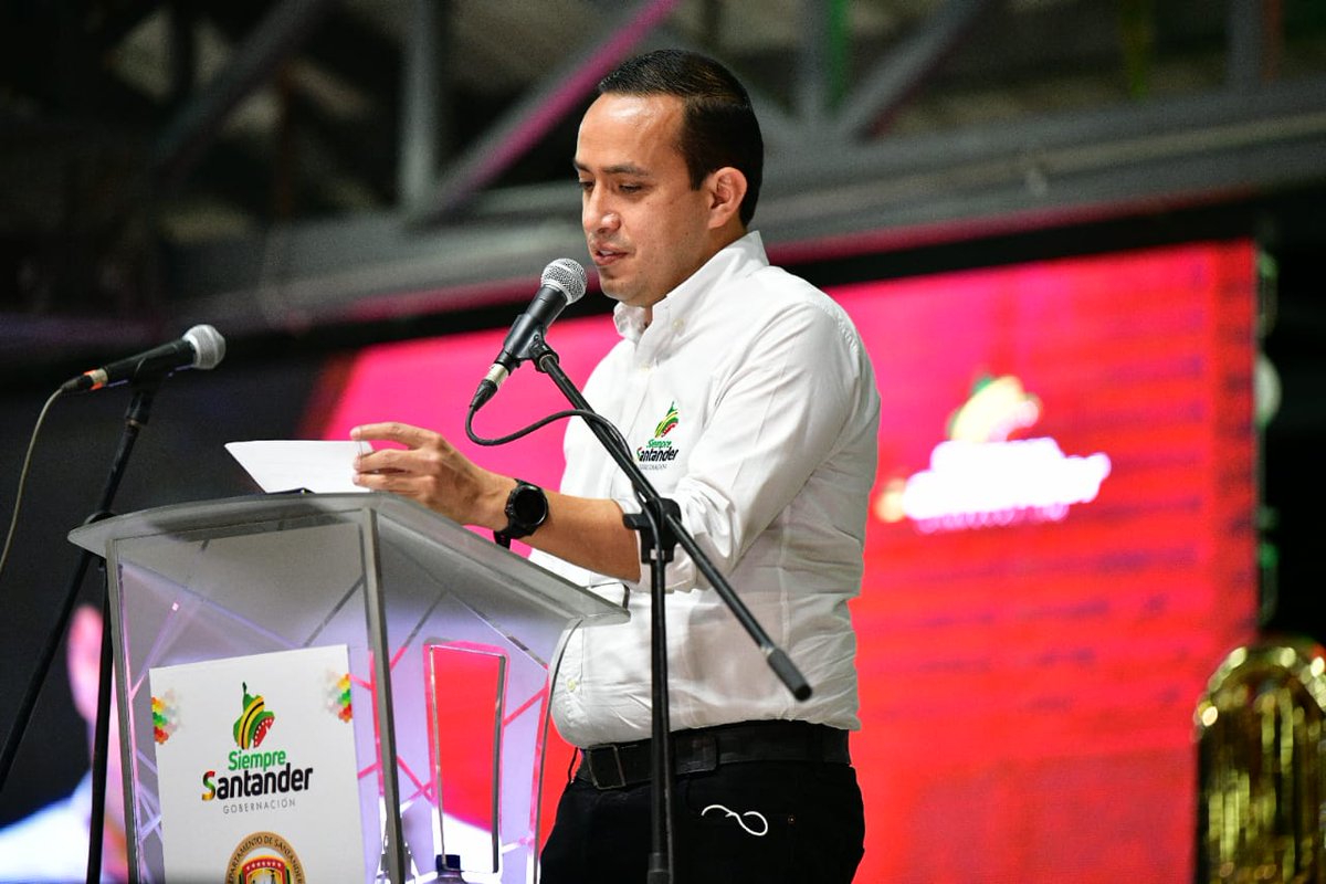 MAguilarHurtado's tweet photo. ¡Hoy es un día especial para la cultura en Santander! Comprometidos con el desarrollo, formación y consolidación de los procesos artísticos, entregamos a los alcaldes de los 87 municipios 4 mil instrumentos musicales que beneficiarán más de 7 mil aprendices entre los 7 y 16 años. https://t.co/YmkFBCqWLD