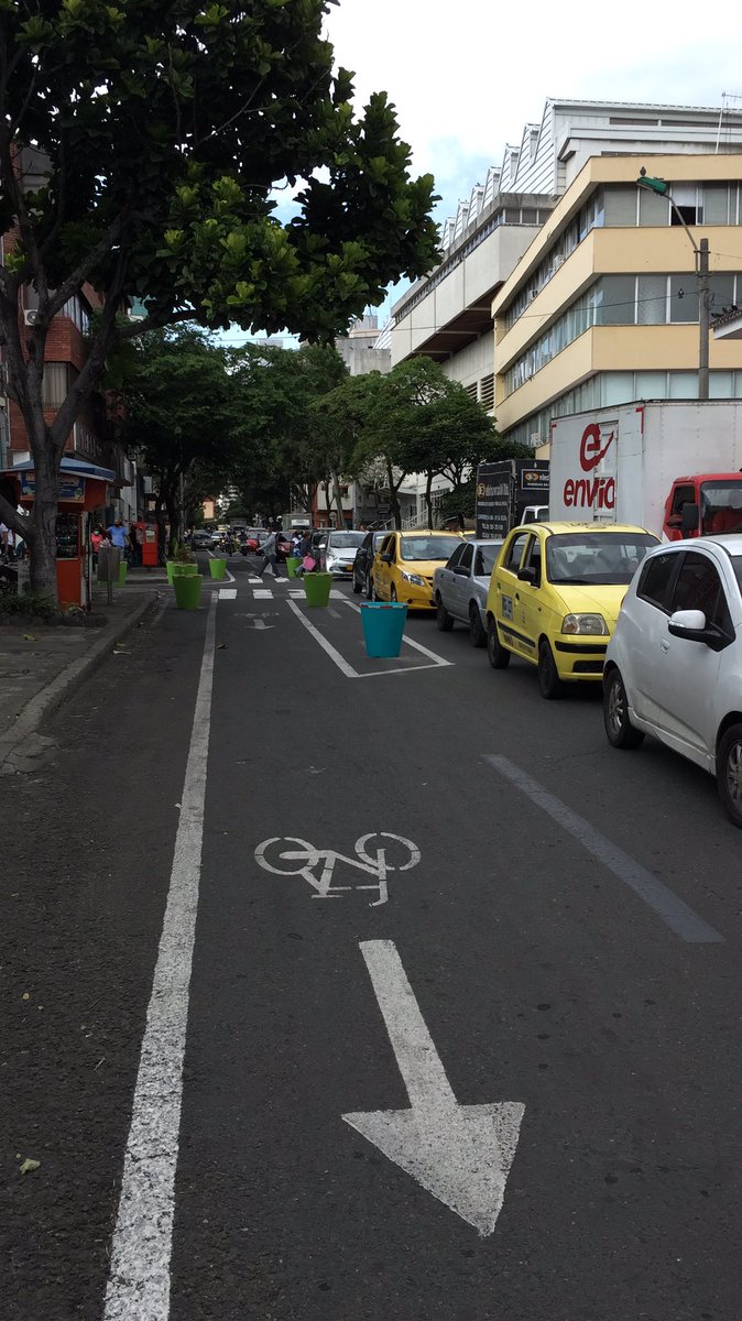 IntegradosLatam's tweet photo. Para los de siempre, un espacio para la vida es una agresión. Este año van 39 ciclistas muertos @JorgeIvanOspina #YoApoyoVivoMiCalle un espacio necesario para los ciclistas. https://t.co/WR8QrSjBlj