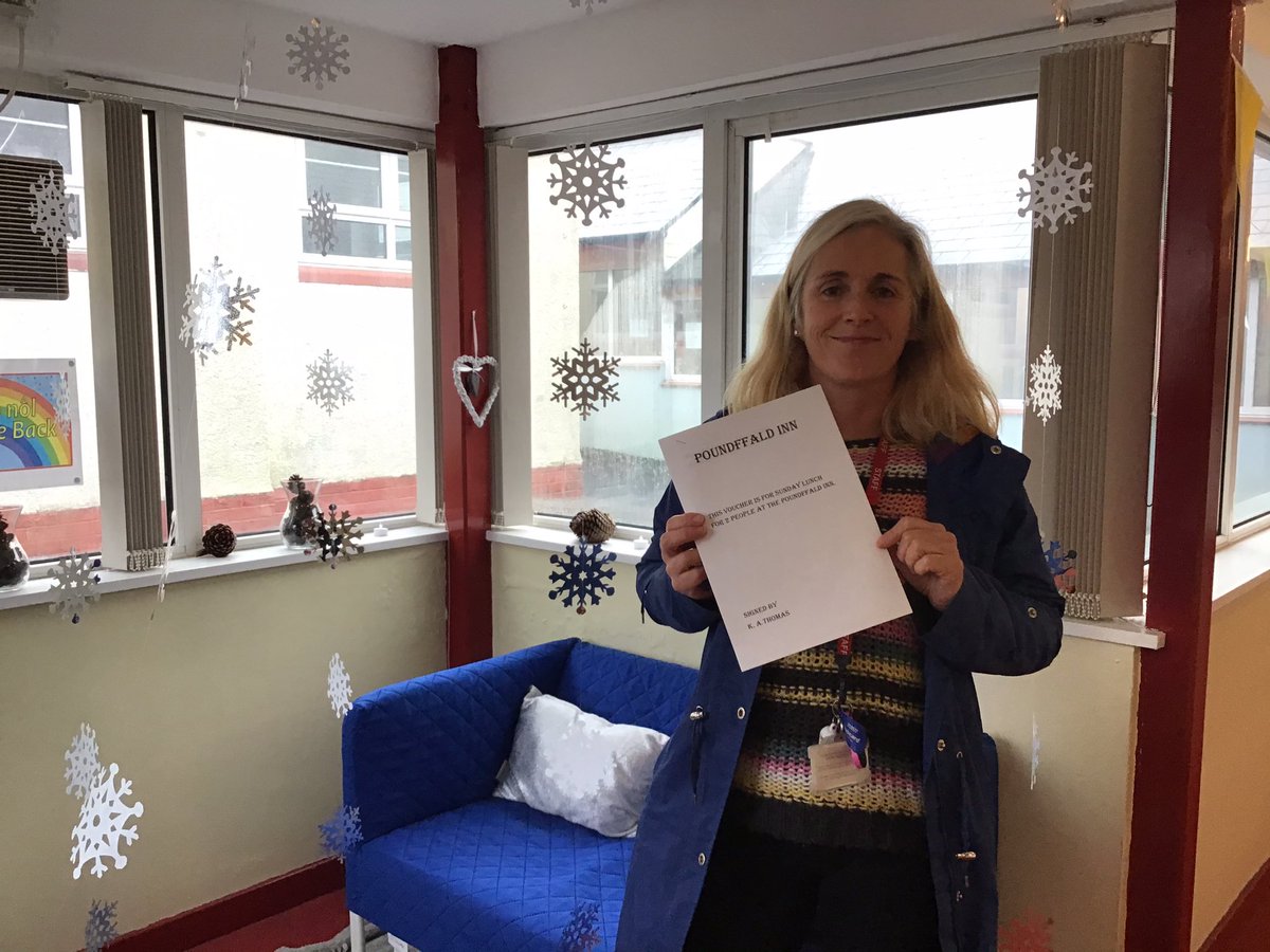 Penclawdd's tweet photo. 🌟 A huge thanks 🌟 to The Poundffald in Three Crosses for donating this generous prize for our #PencWBstaffWed . We have one VERY happy member of staff. Sunday lunch  🍴 x2 #Pencwellbeing #Pencomm https://t.co/0eBQF7dESV