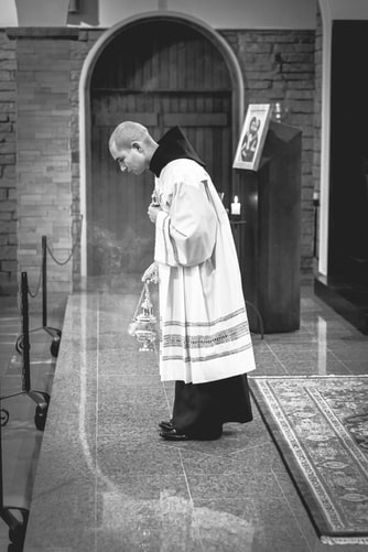 DiCarloRSC's tweet photo. In The #LiturgyofTheHours beginning Thurs Dec 17 2020 the ancient #OAntiphons are #chanted during #Vespers for the last seven days of #Advent. Each a reference to Christ: O Wisdom, O Sacred Lord, O Flower of Jesse's Stem, O Key of David, O Radiant Dawn, O King, O Emmanuel. https://t.co/CnfST1RGG4