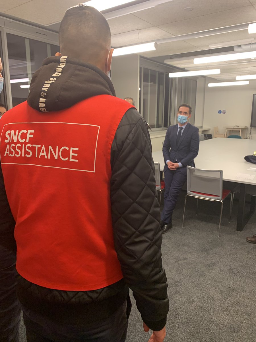 Merci aux gilets rouges <a href="/SNCF/">❌</a>, à votre service en cette période de grands départs.