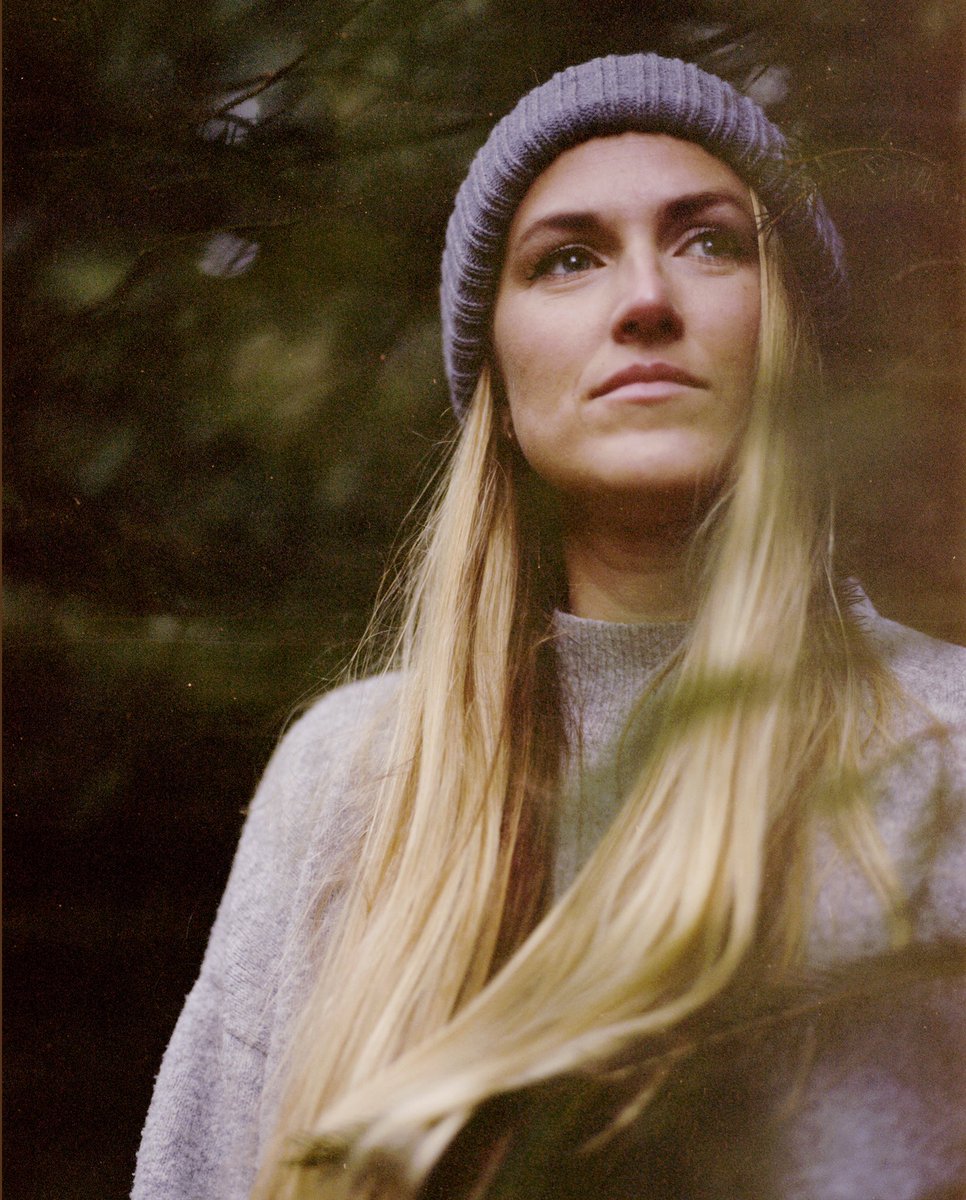 ‘Home This Year’ EP is out at MIDNIGHT! 

Can’t wait for you lot to hear this collection of mellow festive songs. 

slinky.to/HomeThisYear

Photo: Becky Tyrrell