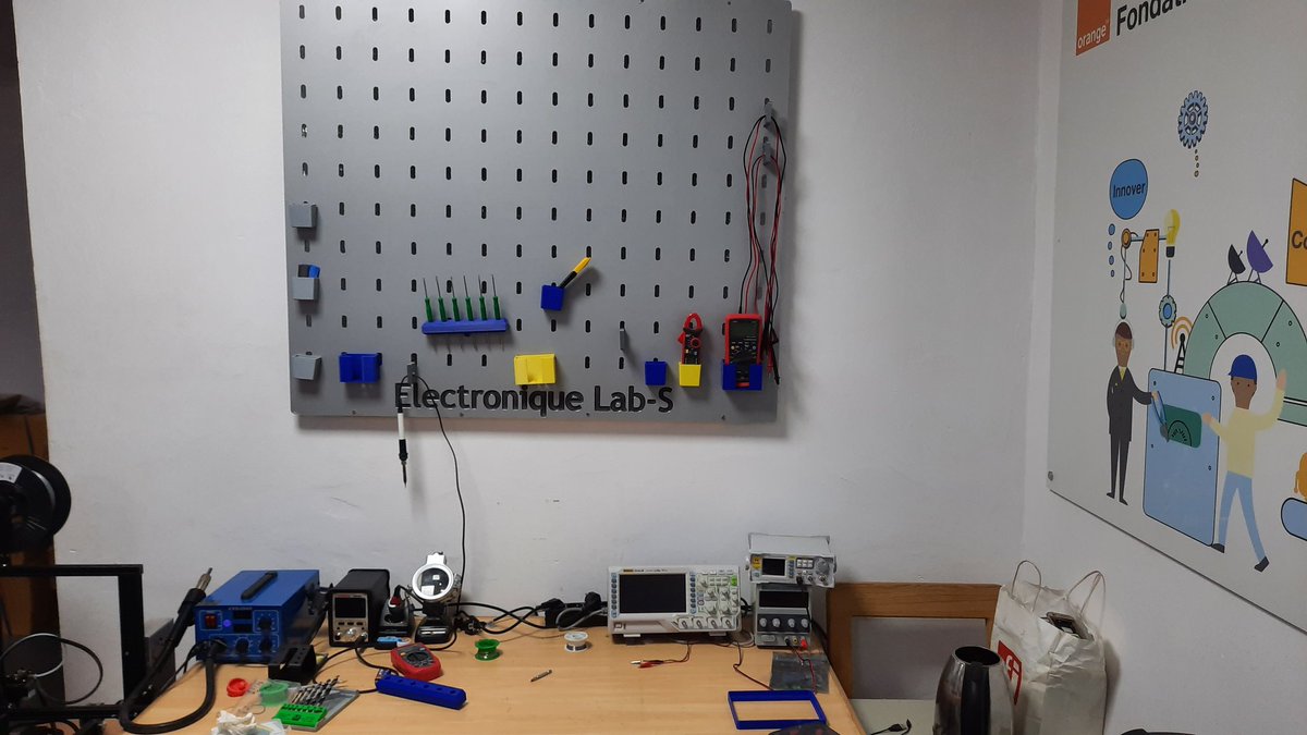 diallo_mm's tweet photo. Pegboard ou panneau perforé, réaliser avec la fraiseuse numérique et une imprimante 3D. On vs partage le design demain 😉
#makeonfablab #tech #pegboard #cnc #fablab #labs #3dprinting 
#kebetu https://t.co/TJ55XwhmKG