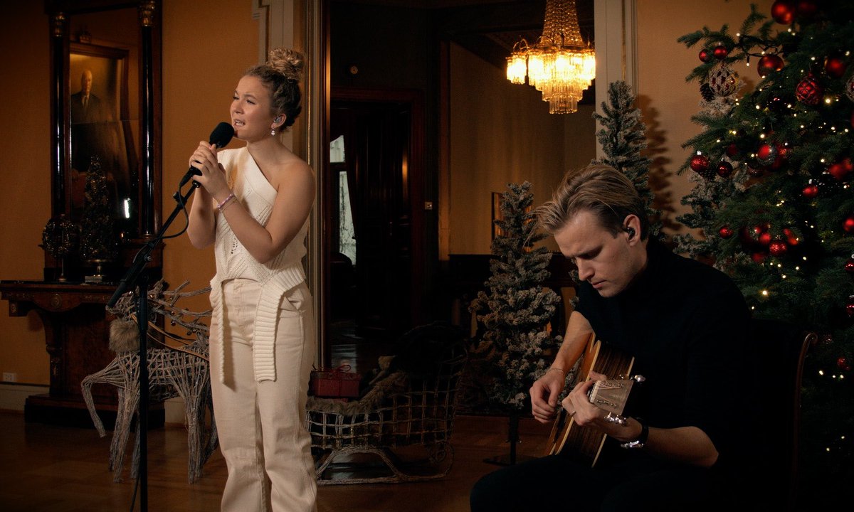 GryRabe's tweet photo. Proud of the 🇳🇴 Foreign Service Trainees @NorwayMFA who gave colleagues around the world a magical moment to round off the year, a digital Christmas concert with the amazing Emma Steinbakken. 🎄 Photo: Trippel-M https://t.co/C1NzPwJOjL