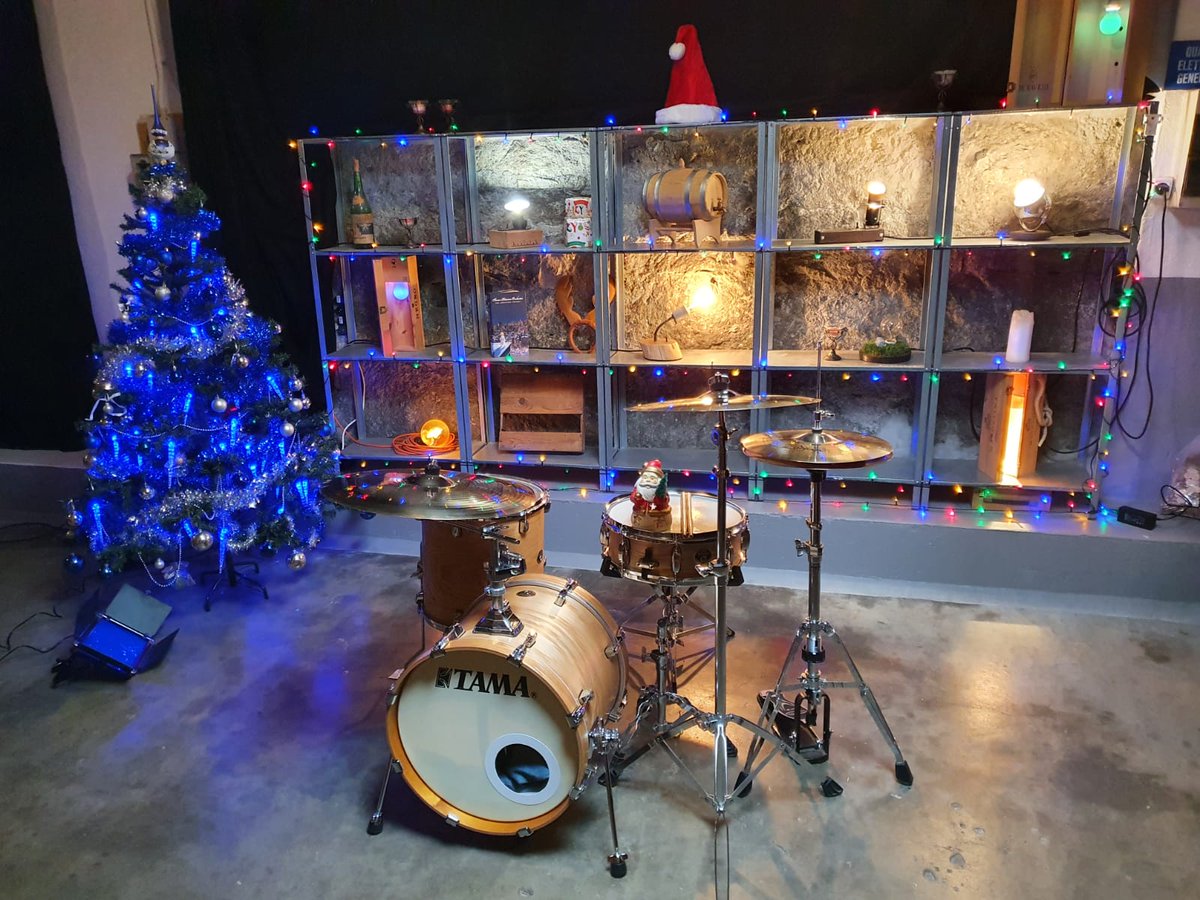 SimoneDeBenede3's tweet photo. My sweet Tama Silverstar MTA in this Christmas Time 🥁🎄 https://t.co/MYpaJOd8Q0