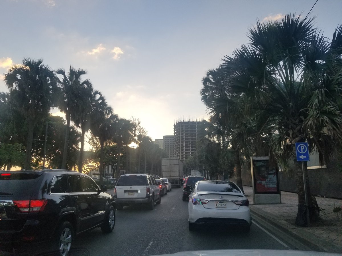 #Toquedequeda volvieron los tapones del toque de queda alguien me explique la lógica de aglomerar todo el mundo en menos horario laborable... Cómo eso previene el contagio Sí ahora la gente tiene que salir a la misma hora hacer todas sus diligencias y aglomerarse en los sitios.