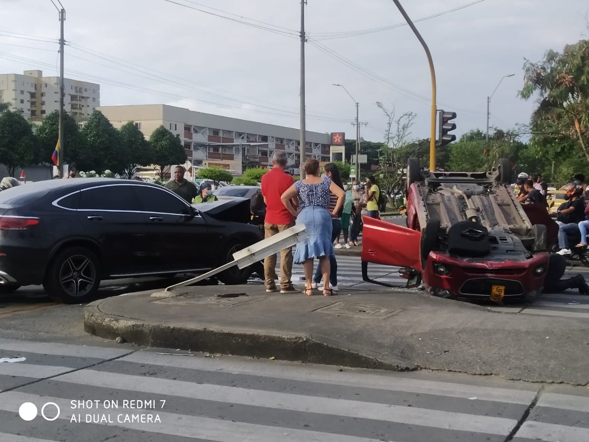 oscarvillani's tweet photo. Con cada accidente que vemos a diario por exceso de velocidad, cobra más vigencia el control a los límites y el fomento de sistemas alternativos de transporte.
#LesEncantaAndarAToda!

#bici #bicicleta #CaliGuardaLaVida #Cali https://t.co/m4WuLLAdhD