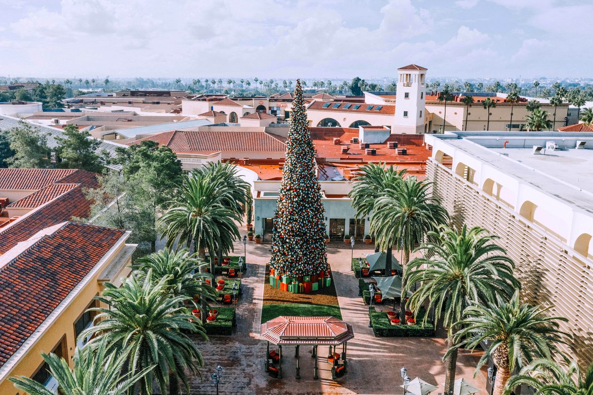 Bring your family to Fashion Island to take a memorable family photo. Our tree will take your breath away with its beauty. Happy Holidays to all! #FashionIsland #NewportBeach #VisitOC #HappyHolidays #ChristmasTree