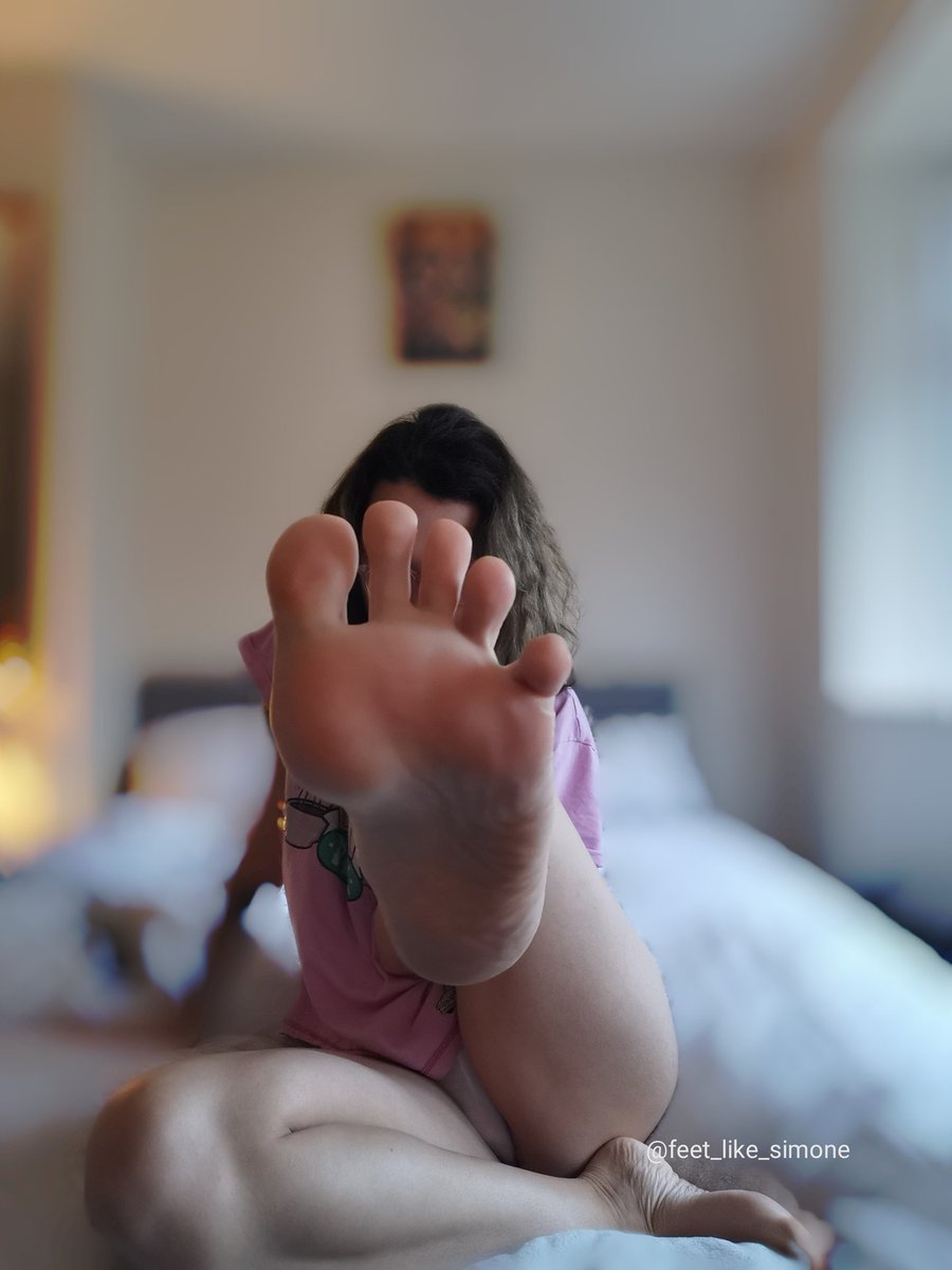 feet_likeme's tweet photo. Where are the loyal admirers who want to send for my pretty feet? 🤷🏽‍♀️#feet #cashapp #finD https://t.co/dwcET19D82