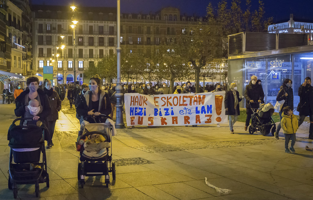 Ekinklik's tweet photo. [ARGAZKIAK] #EuskarazEskubideOsoz Iruñean haur eskola euskaldunen aldeko borrokarekin jarraituko dutela adierazi dute guraso eta hezitzaileek. https://t.co/4IZBxTXBEh https://t.co/IXrQU5BADj
