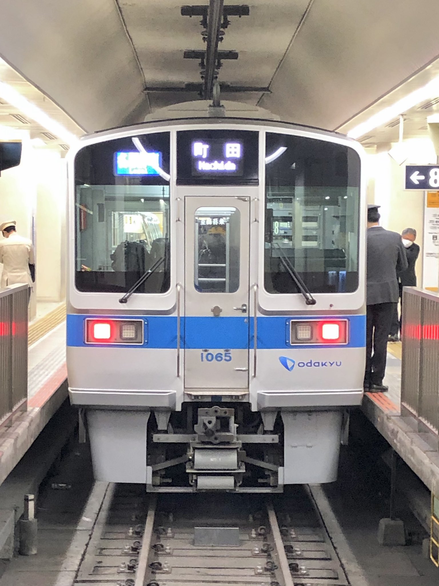 クロさん 今朝の 新宿駅 地下ホーム 小田急相模原駅での人身事故の影響で 各駅停車町田行き しかも更新ブツ8 とマンロクの組み合わせという 異様な光景を目の当たりにしました ﾟdﾟ 新宿 小田急1000形 メトロ系 T Co